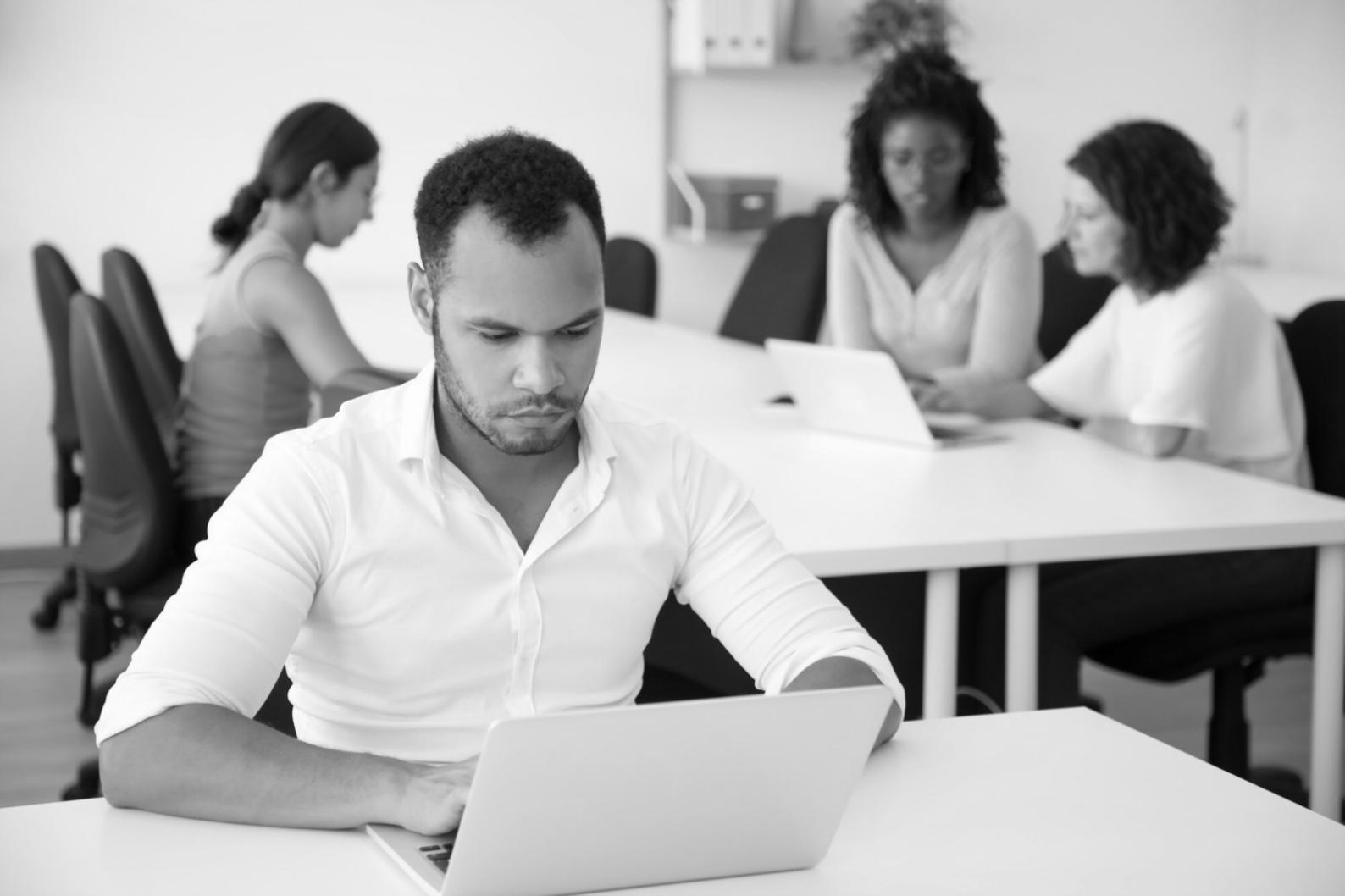 Analyse approfondie de documents financiers avec tableaux et graphiques