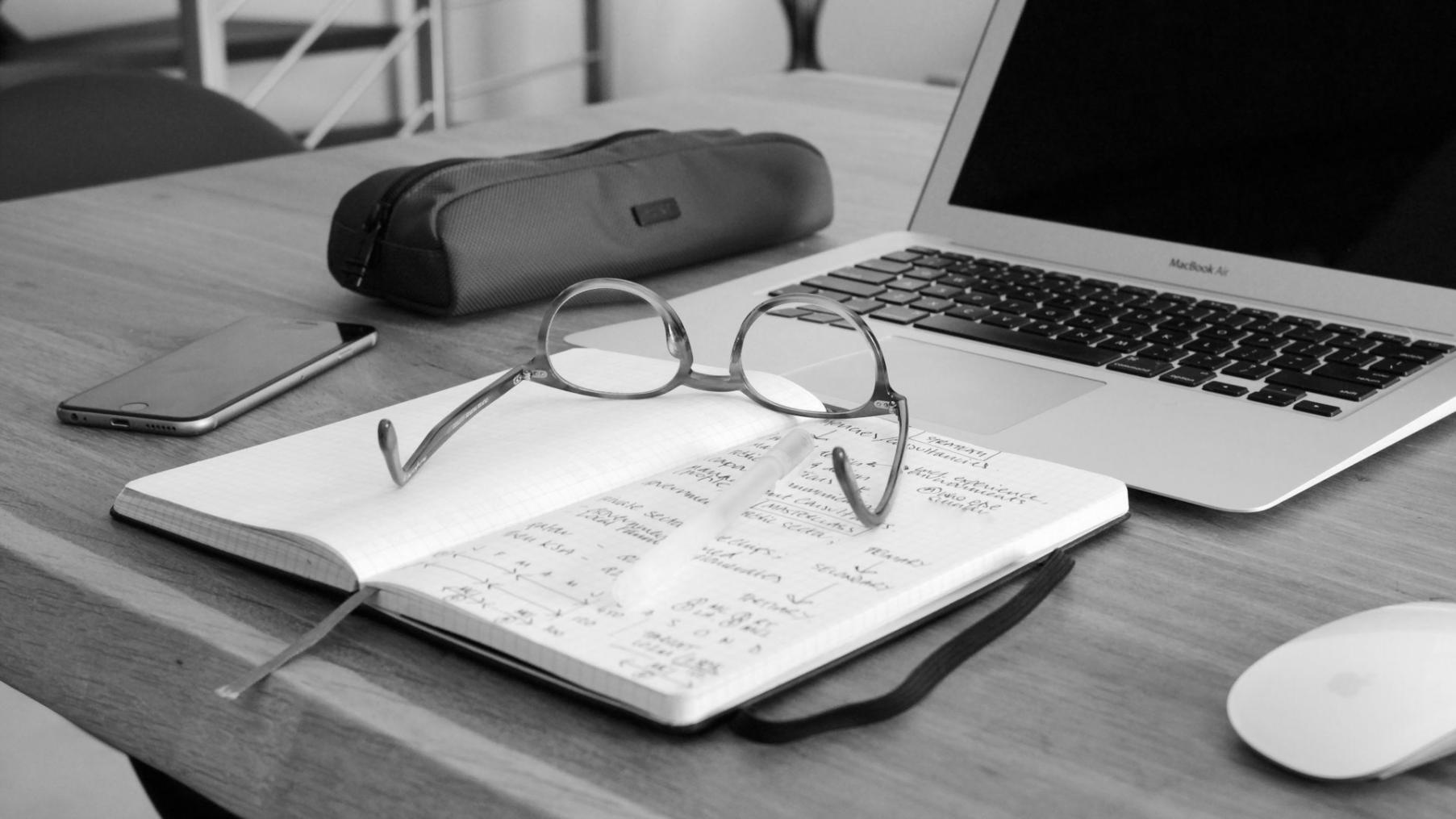 Professionnel analysant des données financières sur plusieurs écrans